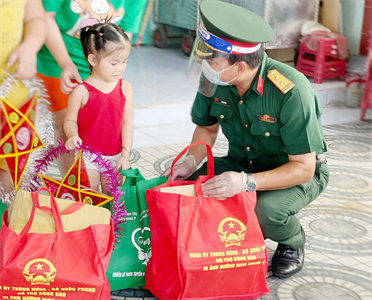 Ban Chỉ huy Quân sự huyện Hóc Môn tặng quà Trung thu cho thiếu nhi