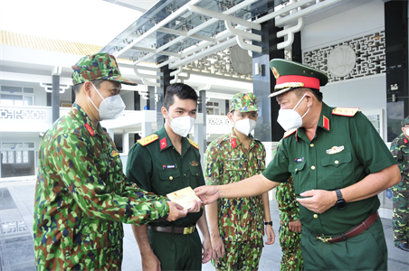 Thượng tướng Võ Minh Lương thăm, động viên tổ công tác lo hậu sự cho người dân tử vong do Covid-19
