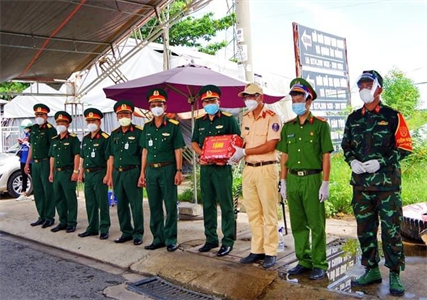 Chỉ huy Sư đoàn 5 thăm, động viên cán bộ, chiến sĩ hỗ trợ tỉnh Bình Dương chống dịch