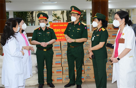 Trao quà của Quân ủy Trung ương, Bộ Quốc phòng tặng trẻ em tại TP Hồ Chí Minh