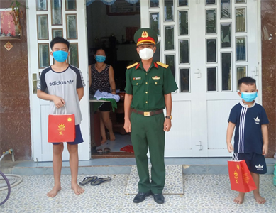 LLVT tỉnh Long An chăm lo tết Trung thu cho con cán bộ