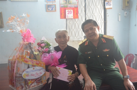 Thiếu tướng Phan Tấn Tài, Phó Tư lệnh Quân khu 7 chúc Tết Mẹ Việt Nam anh hùng tại huyện Bình Chánh, Thành phố Hồ Chí Minh.
