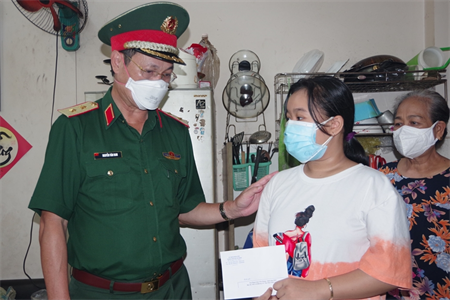 Thăm, tặng quà trẻ em mồ côi cha, mẹ vì dịch Covid-19