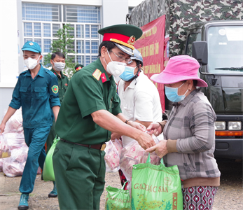 BỘ CHQS Bình Thuận tặng 600 phần quà cho người dân