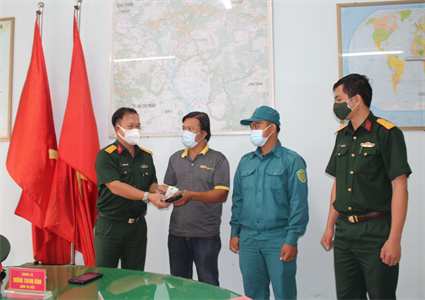 Bàn giao trên 13 triệu đồng cho người đánh rơi