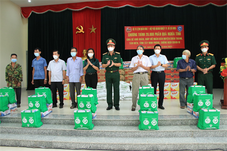 Tư lệnh Quân khu 7 thăm, tặng quà Nhân dân gặp khó khăn tỉnh Tây Ninh