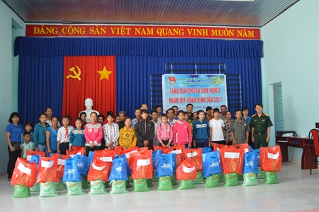 Đoàn Thanh niên LLVT Tây Ninh phối hợp tặng quà tết cho dân nghèo