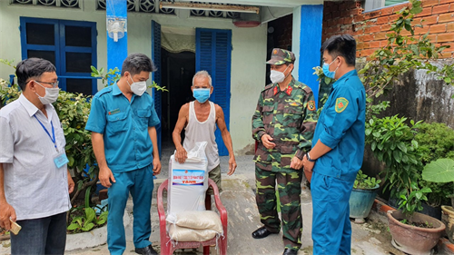 500 phần quà nghĩa tình tặng người dân thành phố Thuận An