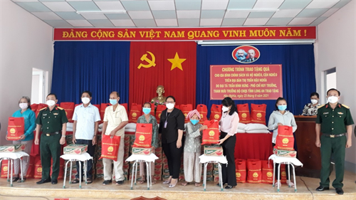 100 phần quà tặng gia đình chính sách huyện Đức Hòa