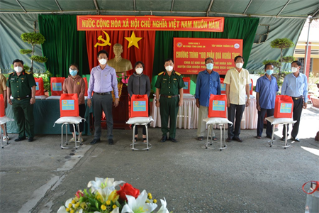 Phần quà nghĩa tình đến với Nhân dân huyện Cần Giuộc
