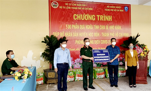 500 phần quà nghĩa tình chia sẻ khó khăn tặng người dân huyện Hóc Môn