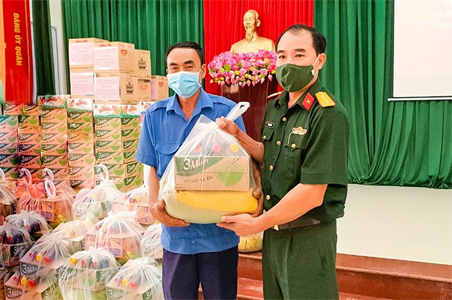 Huyện Châu Đức: 200 suất quà tặng gia đình khó khăn