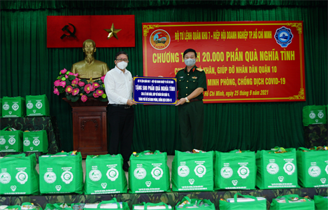 Chính ủy Quân khu tặng 500 phần quà nghĩa tình cho Quận 10