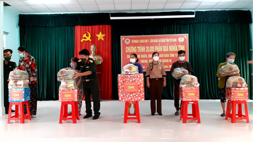 Sư Đoàn 5 tặng 200 phần quà hỗ trợ người dân huyện Bến Cầu