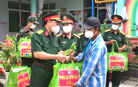Trường Quân sự Quân khu tặng quà nghĩa tình, giúp đỡ Nhân dân Đồng Nai phòng, chống dịch Covid-19
