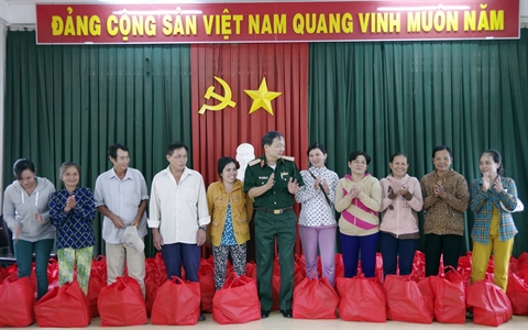 Chính ủy Quân khu 7 tặng quà cho các hộ dân nghèo xã Thạnh Hòa, huyện Bến Lức