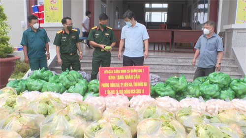 Lữ đoàn 25 hỗ trợ hơn 2 tấn rau cho phường Trảng Dài, Đồng Nai