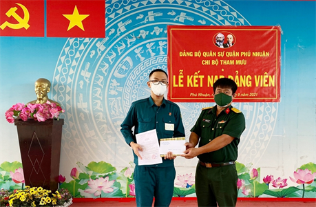 Kết nạp Đảng cho chiến sĩ dân quân có thành tích xuất sắc trong chống dịch Covid-19