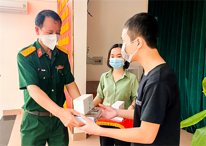 Tặng 15 điện thoại di động cho học sinh khó khăn