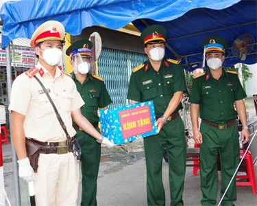 Sư đoàn 5 thăm, tặng quà cán bộ, chiến sĩ trên tuyến đầu chống dịch