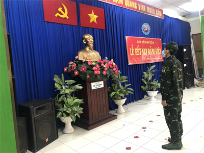Niềm vui của đảng viên được kết nạp trên tuyến đầu chống dịch