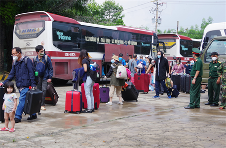 Bộ CHQS tỉnh Bình Thuận đón 236 công dân về nhà an toàn