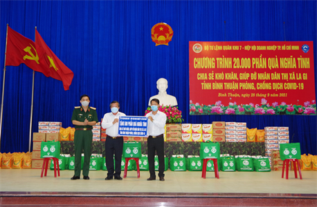 Quân khu tặng 500 phần quà cho Nhân dân thị xã La Gi