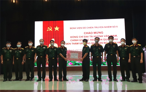 Chính ủy Cục Hậu cần Quân khu thăm và làm việc tại Bệnh viện Dã chiến truyền nhiễm số 5