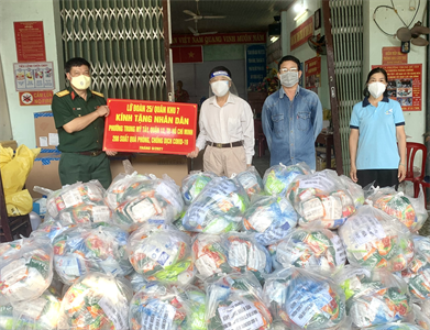 Lữ đoàn 25: 200 suất quà tặng bà con Nhân dân phường Trung Mỹ Tây, Quận 12