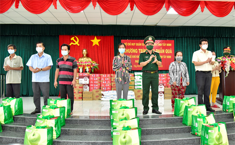Bộ Tư lệnh Quân khu 7 tặng quà cho Nhân dân thị xã Trảng Bàng có hoàn cảnh khó khăn