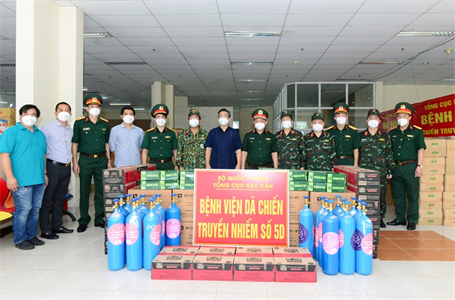 Ban Dân vận Trung ương trao vật tư y tế hỗ trợ Bệnh viện dã chiến truyền nhiễm số 5D