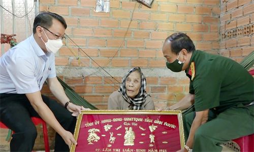 Chỉ huy trưởng Bộ CHQS tỉnh Bình Phước tặng quà người cao tuổi huyện Bù Đốp