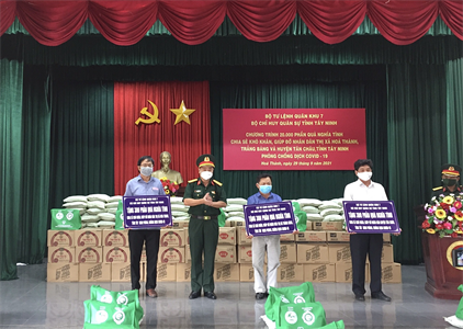 Bộ CHQS tỉnh Tây Ninh trao quà của Quân khu 7 hỗ trợ người dân gặp khó khăn do dịch