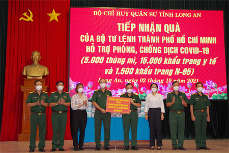 Bộ Tư lệnh Thành phố Hồ Chí Minh tặng quà hỗ trợ Bộ CHQS tỉnh Long An phòng, chống dịch Covid-19