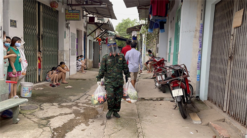 Tặng quà người dân thành phố Dĩ An