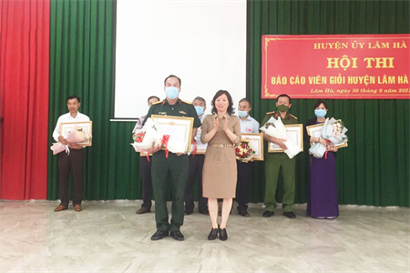 Thượng tá Ngô Đức Long, Chính trị viên Ban CHQS huyện Lâm Hà đạt giải nhất Hội thi Báo cáo viên giỏi huyện Lâm Hà năm 2021