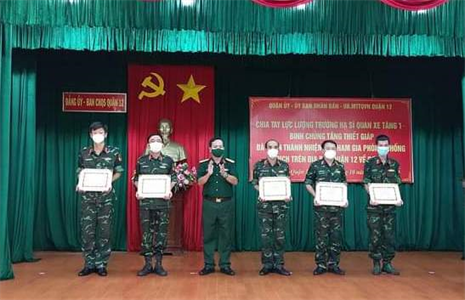 Quận 12 gặp mặt, chia tay lực lượng Quân đội hỗ trợ địa phương chống dịch