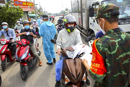 Bộ Tư lệnh TP.HCM công khai đường dây nóng hỗ trợ người dân về quê