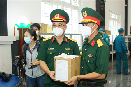 Bộ Tư lệnh Thành phố Hồ Chí Minh bàn giao tro cốt nạn nhân tử vong vì Covid-19 cho Quân khu 5