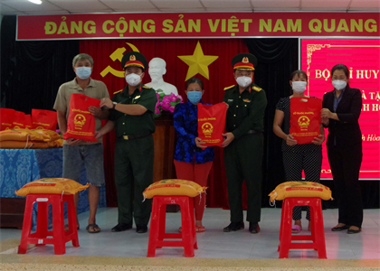 “Chuyến xe 0 đồng” chia sẻ khó khăn với người dân huyện Mộc Hóa, tỉnh Long An