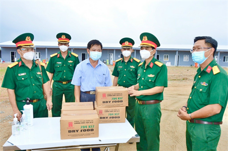 Bộ CHQS tỉnh Đồng Nai thăm, tặng quà Bệnh viện dã chiến số 11