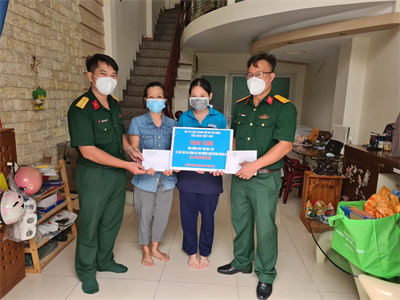 Tiểu đoàn Thiết giáp Bộ Tư lệnh TP.HCM hỗ trợ học sinh khó khăn do dịch Covid-19