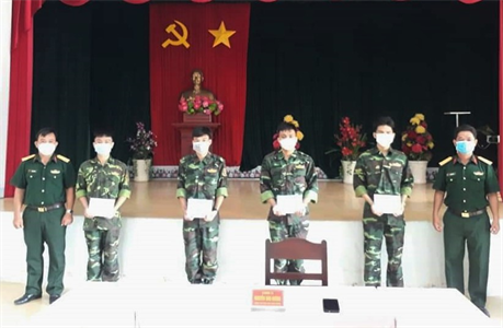 Ban CHQS huyện Đức Linh gặp mặt thí sinh thi đỗ vào các trường Quân đội.