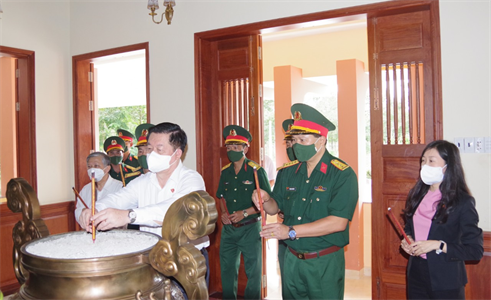 Trưởng ban Tuyên giáo Trung ương Nguyễn Trọng Nghĩa thăm Sư đoàn 5
