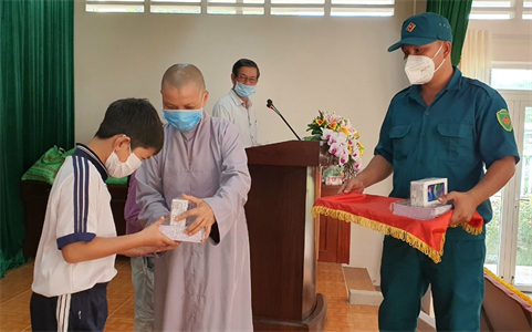 Ban CHQS huyện Đất Đỏ với chương trình “Nâng bước em tới trường”