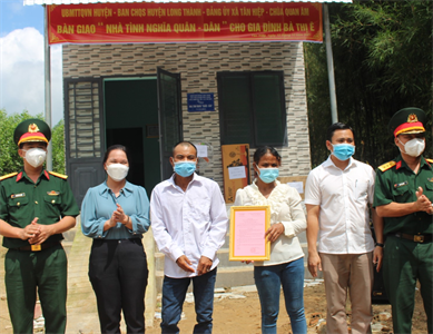 Ban CHQS huyện Long Thành tặng nhà tình nghĩa quân - dân