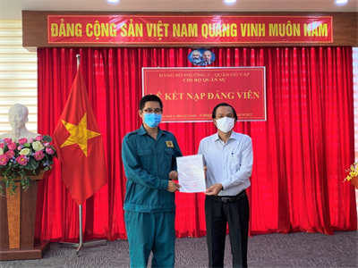 Chi bộ Quân sự phường 3, quận Gò Vấp kết nạp đảng viên nơi tuyến đầu chống dịch