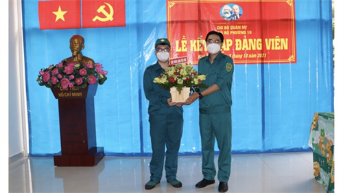Kết nạp đảng viên ở tuyến đầu chống dịch