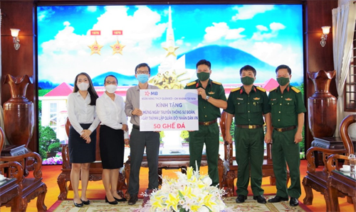 Ngân hàng TMCP Quân đội chi nhánh tỉnh Tây Ninh thăm, tặng quà Sư đoàn 5