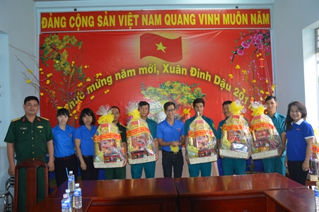 Đoàn Thanh niên LLVT Tây Ninh tặng quà tết trên tuyến biên giới